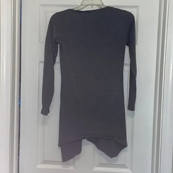 ✨CAbi #250 Gray Shark Bite Tunic Top - Picture 8 of 8